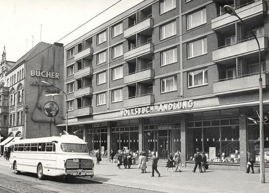 Die Steinstraße in den 1960er Jahren, die Volksbuchhandlung ist unübersehbar(© Stadtmuseum Brandenburg an der Havel)