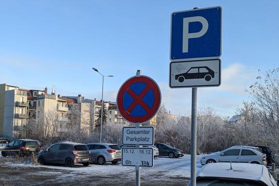 aufgestelltes rundes Schild zum Halteverbot in der Bauhofstraße