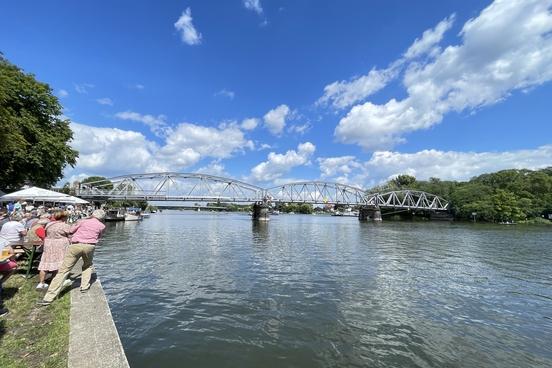 Die Plauer Brücke im Sommer