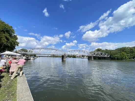 Die Plauer Brücke im Sommer