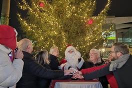 Das Licht der Weihnachtstanne ging an.