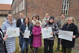 Mit einem gemeinsamen Foto hielten Beigeordnete Alexandra Adel, Vertreter der Havelschule die frohe Botschaft der Förderzusage fest.