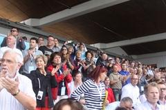 Oberbürgermeisterin und das Regattateam feuern die Sportler an