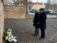 SVV-Vorsitzender Walter Paaschen und Oberbürgermeister Steffen Scheller gedenken der Opfer der Euthanasie und legen einen Kranz nieder.