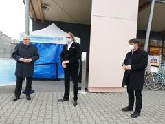 Minister Jörg Steinbach, Markus Trojansky, dm-Geschäftsführer, Oberbürgermeister Steffen Scheller (v.l.n.r.)