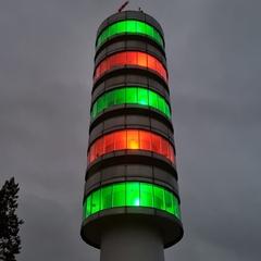 Die Friedenswarte an einem Adventssonntag in den Farben rot und grün.