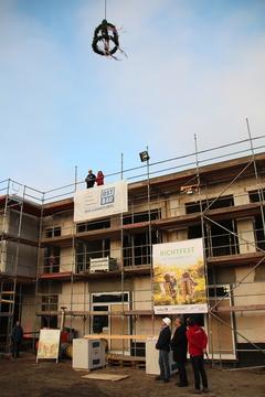 Die Richtkrone schwebt über die neue Kita.