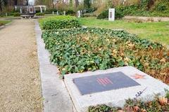 Sowjetischer Ehrenfriedhof Gedenkstein im Bereich des Ehrenfriedhofs