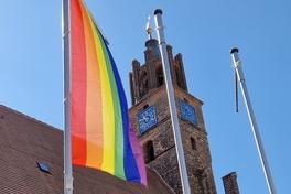 Auch 2024 flattert die Regenbogenfahne am 17. Mai vor dem Rathaus im Wind.