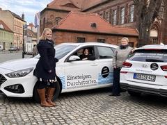 Beigeordnete Susanne Fischer (rechts) präsentiert gemeinsam mit der Teamleiterin Personalentwicklung Marén Nieter und Stabsmitarbeiterin Angelique Dähne d
