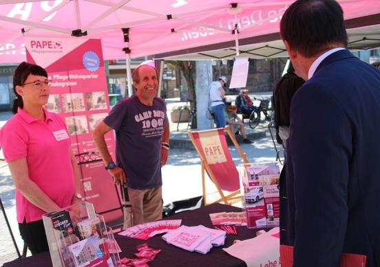 Der Oberbürgermeister ist auf dem Neustädtischen Markt an den Aktionsständen und spricht mit den Pflegedienstleistern