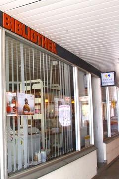 Stadtteilbibliothek Nord – der Eingang ist nun an der Seite des Gebäudes, hier zu sehen ist der Ausgang.