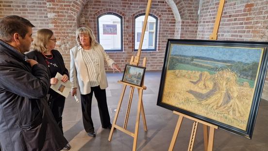 Kerstin Neitzel, Regionalleiterin der Fielmann AG (mi.), übergab die beiden Stadtansichten an den Oberbürgermeister und die Leiterin des Stadtmuseums.