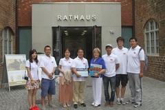 Die chinesische Delegation vor dem Rathaus.