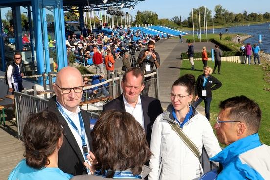 Die sportbeigeordnete Alexandra Adel und Regattastreckenchef Uwe Philipp im Gespräch mit MP Woidke