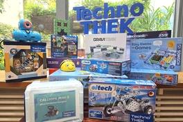 Spiele und Experimentierkästen, die in der Kinderbibliothek entliehen werden können.