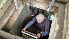 Peter Lenk von der beauftragten Fachfirma AquaActive drehte das Wasser für den Bollmann-Brunnen auf.