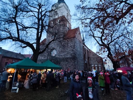 Vor der Gotthardtkirche findet ein Kunst-Handwerker-Weihnachtsmarkt statt