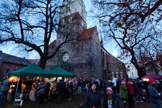 Vor der Gotthardtkirche findet ein Kunst-Handwerker-Weihnachtsmarkt statt