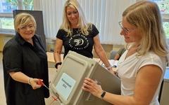 Nach dem Auszählen der Europawahl sind – wie im Wahllokal 606 im Bertolt-Brecht-Gymnasium – die Kommunalwahlurnen geöffnet worden.