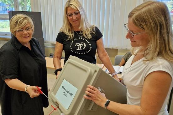 Nach dem Auszählen der Europawahl sind – wie im Wahllokal 606 im Bertolt-Brecht-Gymnasium – die Kommunalwahlurnen geöffnet worden.