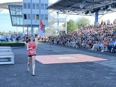 Einmarsch der Fahnenträger (hier Brandenburg)