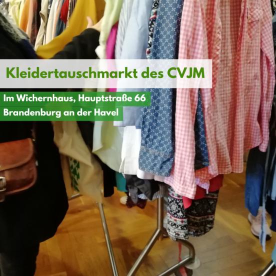 Eine Kundin sucht nach Kleidern an einem Kleiderständer behangen mit Altkelidern