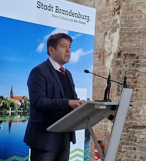 Oberbürgermeister Steffen Scheller wünschte den Touristikern eine arbeitsreiche Saison.