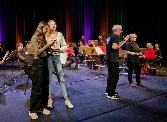 Marlene Küpper und Julia Lissane Lang vom Jugendtheater beim Szenenspiel "Läuft doch gut, oder?"