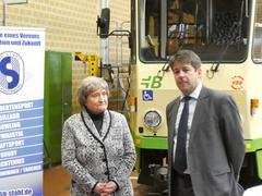 Helga Blawid und OB OB Steffen Scheller würdigt das Engagement von Helga Blawid und der Billard-Abteilung der SG Stahl Brandenburg.