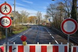Der gesperrte Bahnübergang an der ertüchtigten Planebrücke.