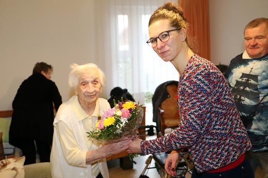 Zum Geburtstag gab es Blumen und Konfekt von Alexandra Adel