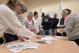 Das Auszählen der Stimmzettel – wie hier im Wahllokal 301 in Begleitung einiger Medien – ging schnell.