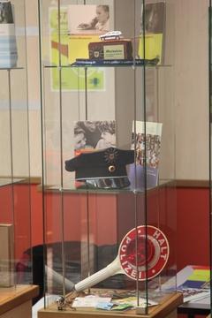 Vitrinen mit Ausstellungsstücken im Innenraum