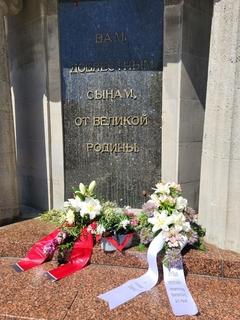 Kranz am sowetischen Ehrendenkmal in der Steintraße.