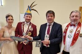 Schlüsselübergabe an den Oberbürgermeister.