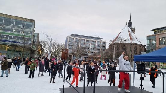 Tanz vor verschneitert Kulisse auf dem Neustadt Markt