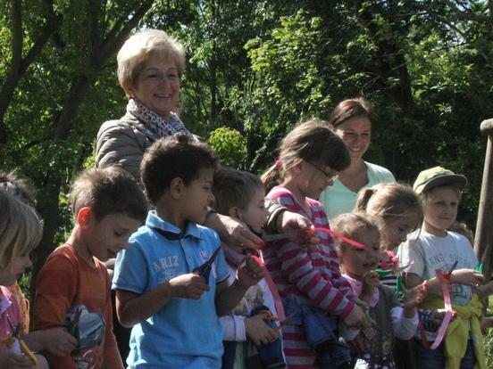 Gemeinsam durchschneiden Brandenburger Kinder und Oberbürgermeisterin Dr. Dietlind Tiemann das Band.