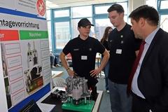 ZF-Azubis bauten eine Vorrichtung zum Einpressen von Radialwellendichtringen und Verschlussdeckeln