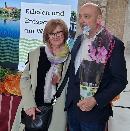 Blumen hatte der Tourismusvereinsvorsitzende André Eckhardt fürs "Geburtstagskind" Katrin Tietz, Brandenburgs Integrationsbeauftragte.