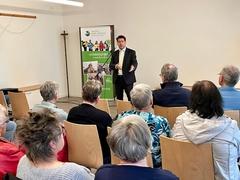 Oberbürgermeister Steffen Scheller im Gespräch mit den teilnehmerinnen und Teilnehmern der Bürgerversammlung.