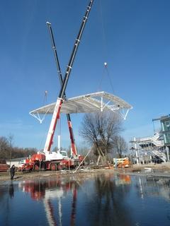 Langsam wird die schwere Last über den neuen Zielrichterturm gehoben. Langsam wird die schwere Last über den neuen Zielrichterturm gehoben.