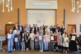 Das finale Gruppenfoto am Ende der ersten Märchenmatinee mit den Preisträgern, Sponsoren und dem Jugendtheater.