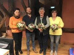 Menschen mit Blumemsträußen