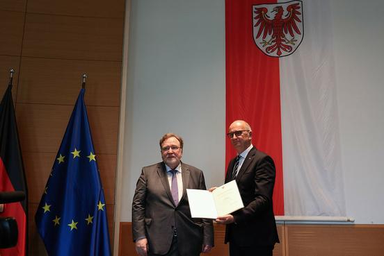 Rechtsanwalt Uwe Böhrensen wurde von Ministerpräsident Dietmar Woidke mit dem Landesverdienstorden ausgezeichnet.