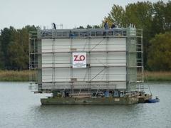 Techniker montieren den Schutz für die hochmoderne Videoanzeigetafel. Techniker montieren den Schutz für die hochmoderne Videoanzeigetafel.