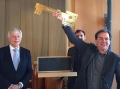 Schlüsselübergabe von Architekt Ulli Krieg an den MHB-Dekan Prof. Edmund Neugebauer