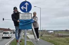 Ortsvorsteher Christian Lack und die Beigeordnete Susanne Fischer enthüllten das neue Schild.
