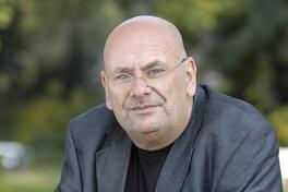 Ein Mann an einem Geländer.