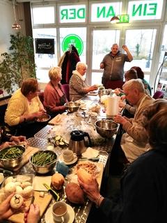 Gemeinsames Kochen im Projekt "Arbeiten und Wohlfühlen in Hohenstücken".